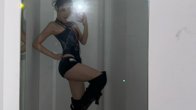 거의 수영복 수준의 에스파 닝닝 블랙의상 가슴골 거울 셀카